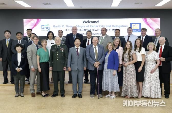 가평군 자매도시인 미국 유타주 시더시 대표단이 ‘가평전투 74주년 기념식’에 참석하기 위해 26일 가평군을 방문했다. 서태원 군수(사진 왼쪽에서 다섯 번째)와 가쓰 오 그린 시장(〃여섯 번째) 등이 가평군청에서 기념촬영을 하고 있다.