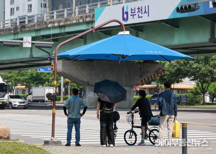 부천시 원미구 길주로 인근에 설치된 그늘막에서 시민들이 더위를 피하고 있다.