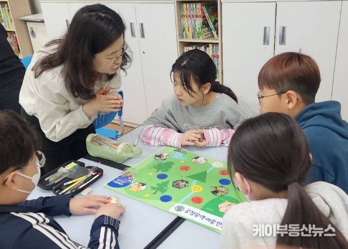 지난 4월 2일 광명서초등학교 5학년 대상으로 '공정무역 학교' 프로그램 중 공정무역 마을 만들기 활동을 하고 있는 모습.