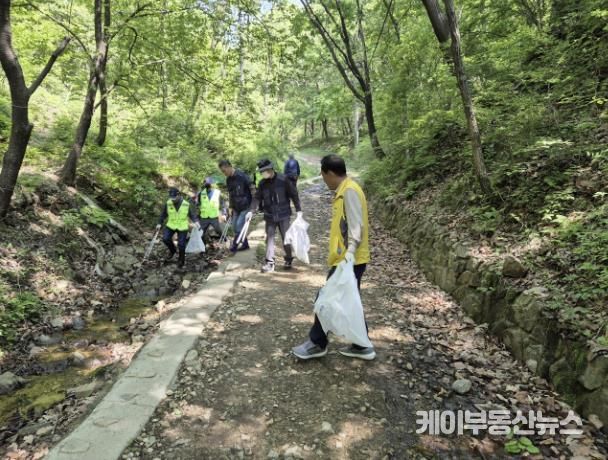 주민과 함께 환경정화 및 안전예방 활동을 진행하며 안전한 마을을 만들어 나간다
