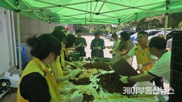 파주시 금촌2동 주민자치회, 공릉천 정화 위한 유용미생물(EM) 흙공 제작