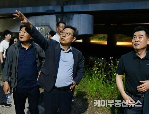 박사승 수원시 영통구청장, 원천리천 산책로 야간 조명 현장 점검