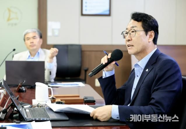 정명근 화성특례시장이 새 정부의 정책 변화에 대응하기 위한 시의 전략 방향을 설명하며, 실행 중심의 구체적인 대응책 마련을 당부하고 있다