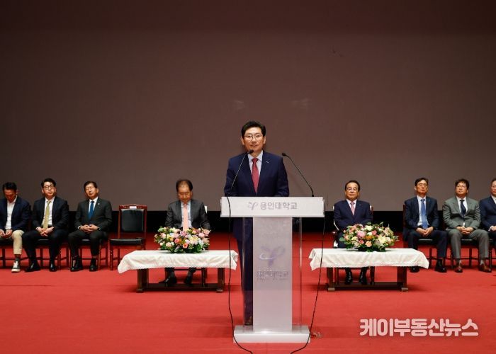 12일 용인대 무도대학 단호홀에서 열린 용인대 개교 72주년 기념식에 참석한 이상일 시장이 축사를 하고 있다