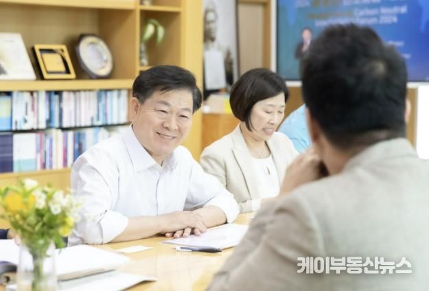 박승원 광명시장이 12일 시장실에서 열린 ‘민생안정지원금 효과분석 연구용역’ 착수보고회에서 경청하고 있다.