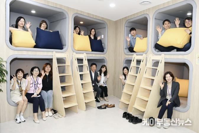 조용익 부천시장과 직원들이 원종동에 새롭게 개소한 ‘오정청년공간’을 이용해 보고 있다.