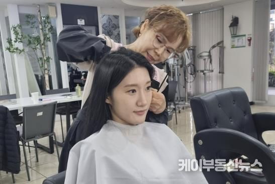 한 청년이 헤어․메이크업 드림 사업을 통해 면접 준비를 위한 헤어 서비스를 받고 있다.