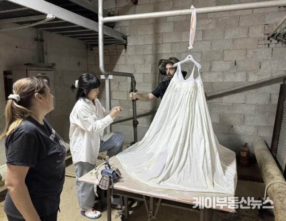 작업 구상 중인 김여미마 대표와 무사71, 해리본즈 작가