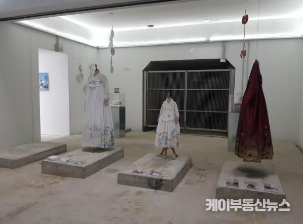 맑은물상상누리 비포어에서 진행 중인 한복그래피티 전시