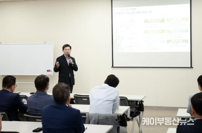 이상일 용인특례시장은 19일 UNIST 과정에서 '반도체 용인의 미래' 주제로 특강을 진행했다