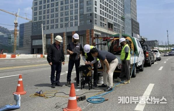 과천지식정보타운 과천대로에서 GPR 정밀탐사를 실시하고 있다
