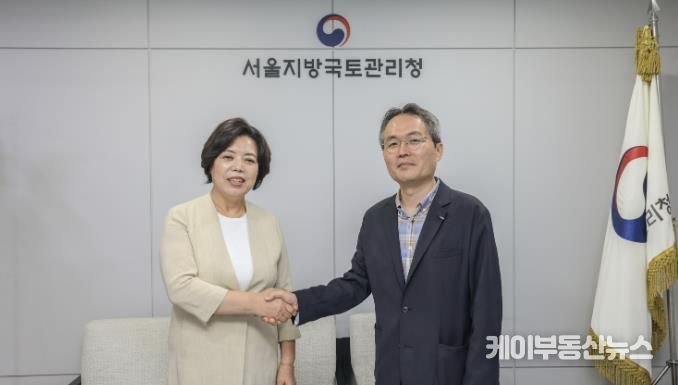 왼쪽 신계용 과천시장, 오른쪽 김영한 서울지방국토관리청장