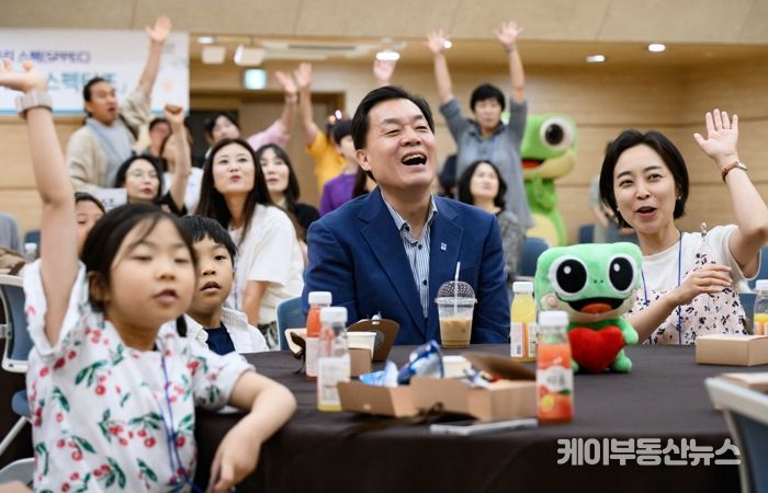 이재준 수원시장이 패밀리 데이 참가자들과 함께하고 있다.