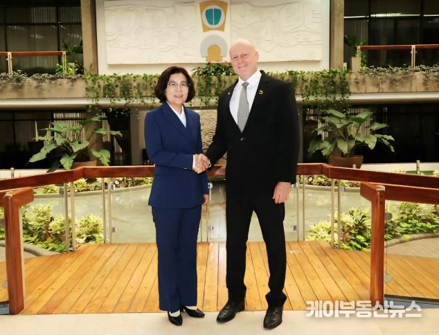코스타리카 산호세 대통령궁에서 제1부통령과 면담하고 있는 김보라 안성시장