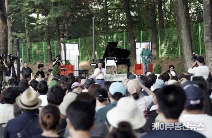 신상진 성남시장이 5일 오후 성남물빛정원에서 열린 첫 번째 시민 초청 음악회 '금난새의 한여름밤 콘서트'에서 인사말을 하고 있다.