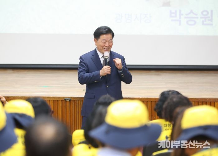 박승원 광명시장이 7일 오전 열린시민청에서 개최한 '2025년 하반기 안전보안관 발대식'에 참석해 인사말을 하고 있다.