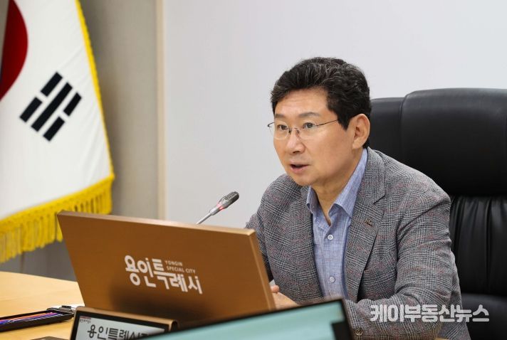 7일 시청 영상회의실에서 열린 간부회의에서 이상일 시장이 발언하고 있다.