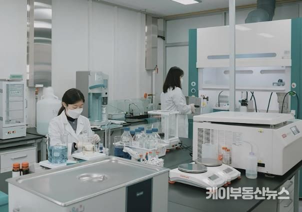 성남식품연구개발지원센터 소속 연구원들이 식품분석을 하고 있다