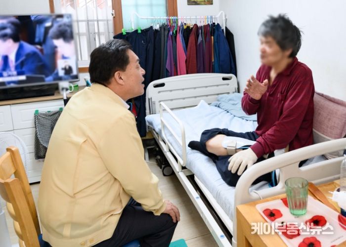 이재준 수원시장이 홀몸어르신의 이야기를 듣고 있다.