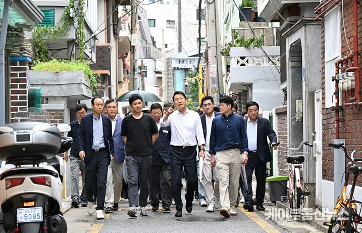14일 자양4동 재개발 현장을 방문한 오세훈 서울시장이 지역을 둘러보고 있다.