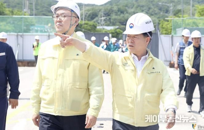 박승원 광명시장(사진 오른쪽)이 지난 6월 15일 이한경 행정안전부 재난안전관리본부장과 일직동 신안산선 지하터널 붕괴사고 현장을 점검하고 있다