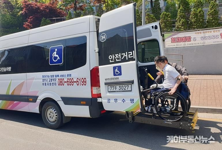 버스 형태의 쏠라티차량 _ 휠체어를 이용하는 중중장애인의 여행여가를 지원하고 있다