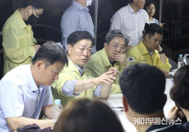 박승원 광명시장이 17일 저녁 소하동 아파트 화재 현장을 찾아 현장 상황판단회의를 열고 지시하고 있다