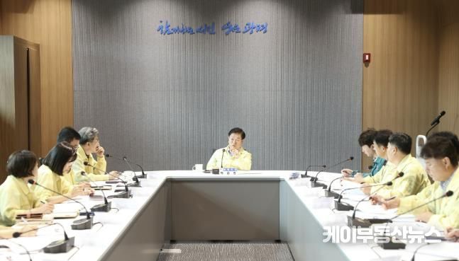 박승원 광명시장이 지난 20일 오후 시청 컨퍼런스룸에서 열린 '소하동 아파트 화재 재난안전대책본부 대책회의'에서 피해 주민들이 하루빨리 일상으로 돌아갈 수 있도록 세심하고 촘촘한 지원에 나설 것을 당부하고 있다.