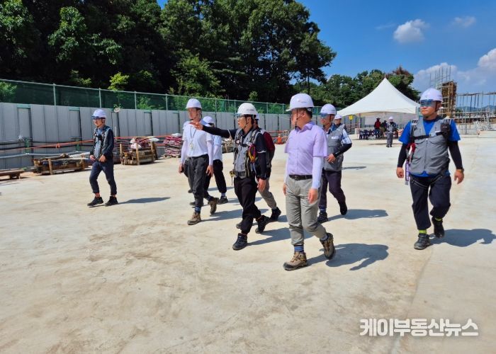 화성시 주택정책과와 화성시 공동주택 품질점검단이 폭염 관련 안정관리 현장점검을 하고 있다.