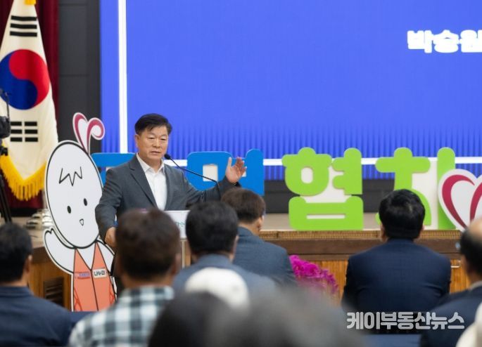 박승원 광명시장이 24일 오후 시청 대회의실에서 열린 ‘소하동 아파트 화재 피해 지원 시민대책위원회 발대식'에 참석해 격려사를 하고 있다.