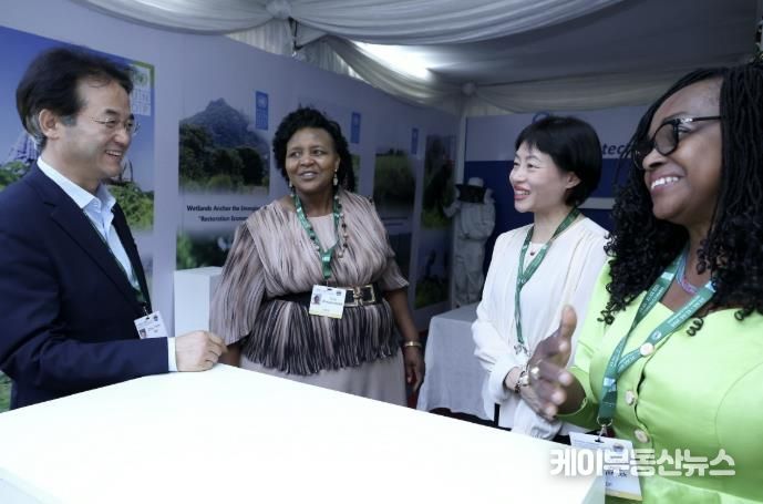 유엔개발계획(UNDP) 참가부스를 방문해 습지보전에 대한 국제적 연대를 강조한 이동환 고양특례시장(왼쪽부터 이동환 고양특례시장, 울라우우나셰(Wulawunashe), 이 류(Yi Liu), 마리-로르 음펙 니에(Marie-Laure Mpeck Nyemeck))