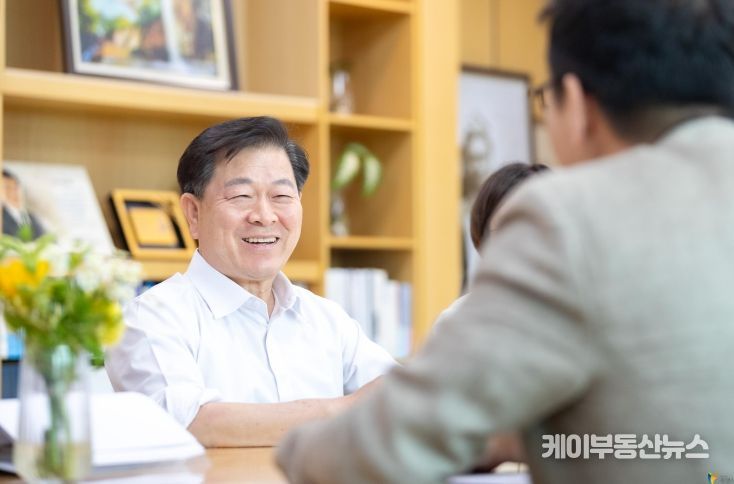 박승원 광명시장이 지난 6월 시장실에서 열린 민생안정지원금 효과분석 연구용역 착수보고회에서 연구원들과 소통하고 있다.