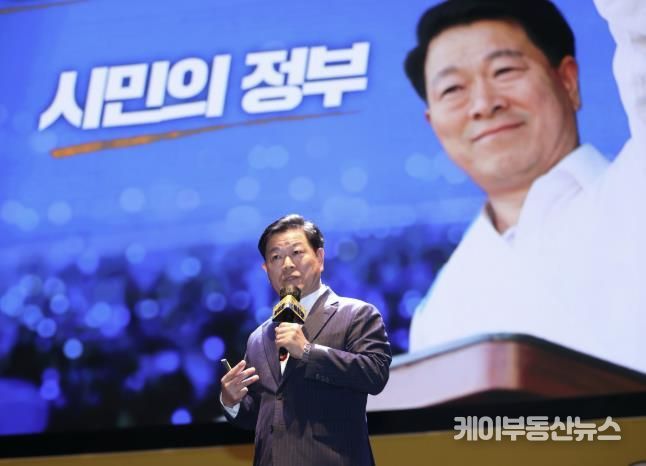 박승원 광명시장이 지난 6월 광명극장에서 열린 제6회 자치분권 포럼 '자치분권 아리랑'의 발표자로 나서 시민주권정부로 나아가고자 하는 포부를 밝히고 있다.