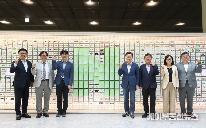 3일 오전 네이버 1784에서 열린 2025년 제2차 경기도 기후위기대응위원회 전체회의에서 김동연 경기도지사와 기후위기대응위기 위원회 위원들과 함께 기념촬영을 하고 있다.