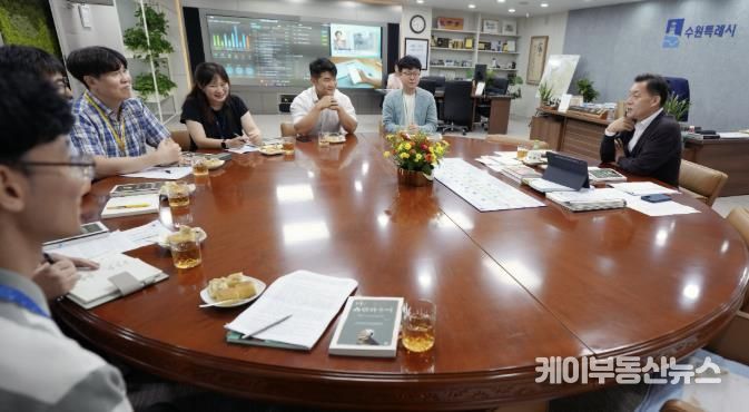 이재준 수원시장이 3일 열렸던 첫 번째 ‘수요정담’에 참여해 공직자들과 이야기를 나누고 있다. (사진 2, 오른쪽에서 첫 번째 이재준 수원시장)