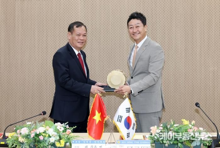 경기도의회, 베트남 닌빈성 인민의회 대표단과 협력 논의...김진경 의장