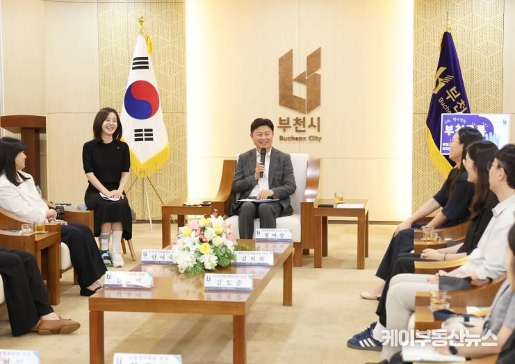 조용익 부천시장과 부천시사회복지협의회 사회복지종사들이 기념사진을 촬영하고 있다.