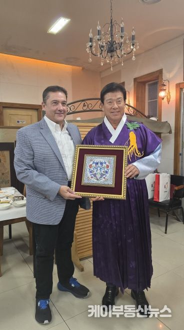 무랏 타메르 주한 튀르키예대사(왼쪽)와 박범인 금산군수(오른쪽)이 기념사진을 찍고 있다.