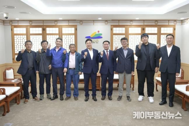 (사)예산군축산단체연합회, 2025년 임원진 내방 인사 기념촬영