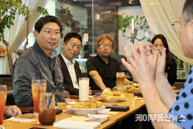 이상일 용인특례시장은 16일 '찾아가는 차담회'를 열고 기흥 지역 상인들과 소통했다