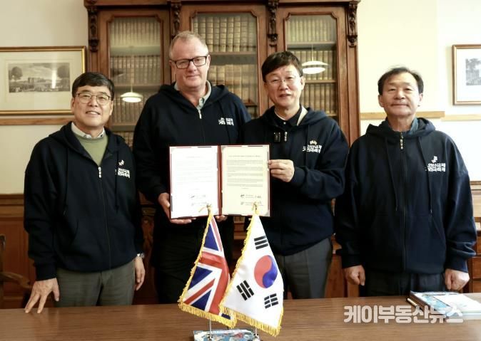 이민근 안산시장(오른쪽 두번째)과 김태훈 안산문화재단 대표이사(왼쪽 첫번째)가 토니 랜케스터 프린지 협회장(왼쪽 두번째)에게 교류의향서를 전달하고 있다.