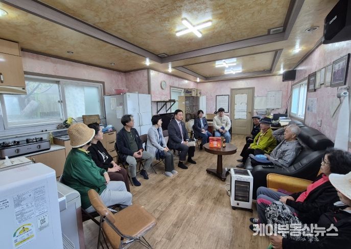 고준호 도의원 조례로 미등록경로당도 경기도 경로당 환경개선 공모사업 자격 부여, 공모 앞두고 파주 조리·광탄 현장 방문