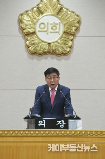 윤창철 의장이 제381회 임시회 제5차 본회의를 주재하고 있다.