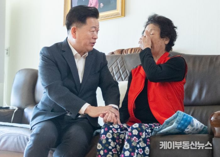 박승원 광명시장이 27일 철산1동 ‘우리동네 시장실’의 일환으로 취약계층 반찬 나눔 봉사에 참여한 뒤 주민과 대화를 나누고 있다.