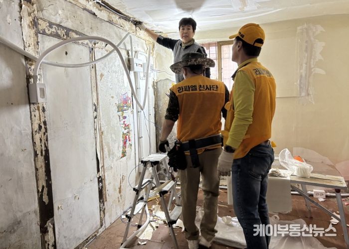 주엽동성당 라파엘천사단의 도배 봉사활동