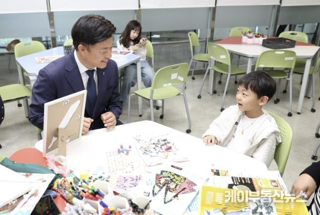 조용익 부천시장이 지난 5월 한국만화박물관 어린이날 행사에서 아이들과 함께 환하게 웃고 있다.