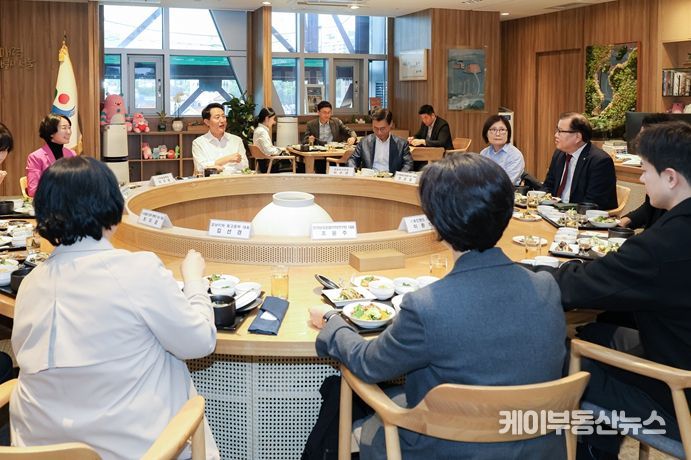 오세훈 서울시장이 29일, 동물 보호·복지 분야 전문가를 만나 반려동물 복지 증진과 동물보호 정책 방향 등에 대해 의견을 나누고 있다.