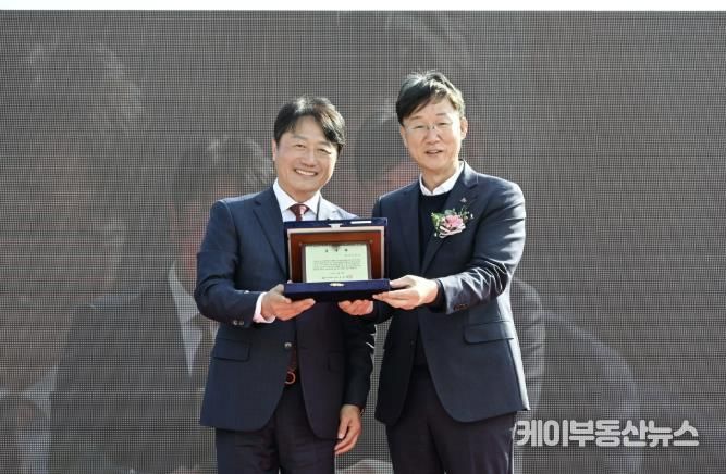 이민근 안산시장(오른쪽)이 윤동열 안산대학교 총장(왼쪽)으로부터 감사패를 전달받고 함께 기념촬영을 하고 있다.