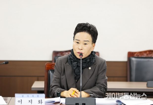 이지화 의원이 지난 28일 제299회 임시회 도시환경위원회에서 ‘안산시 석면안전관리 및 지원에 관한 조례안’에 대해 설명하고 있다.