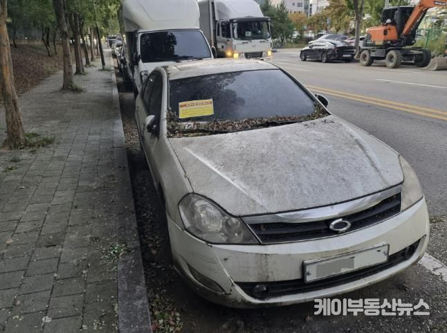 도로에 무단으로 방치된 차량